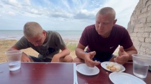 Шаурма черная икра пирожок кто быстрее съест всю еду получит приз