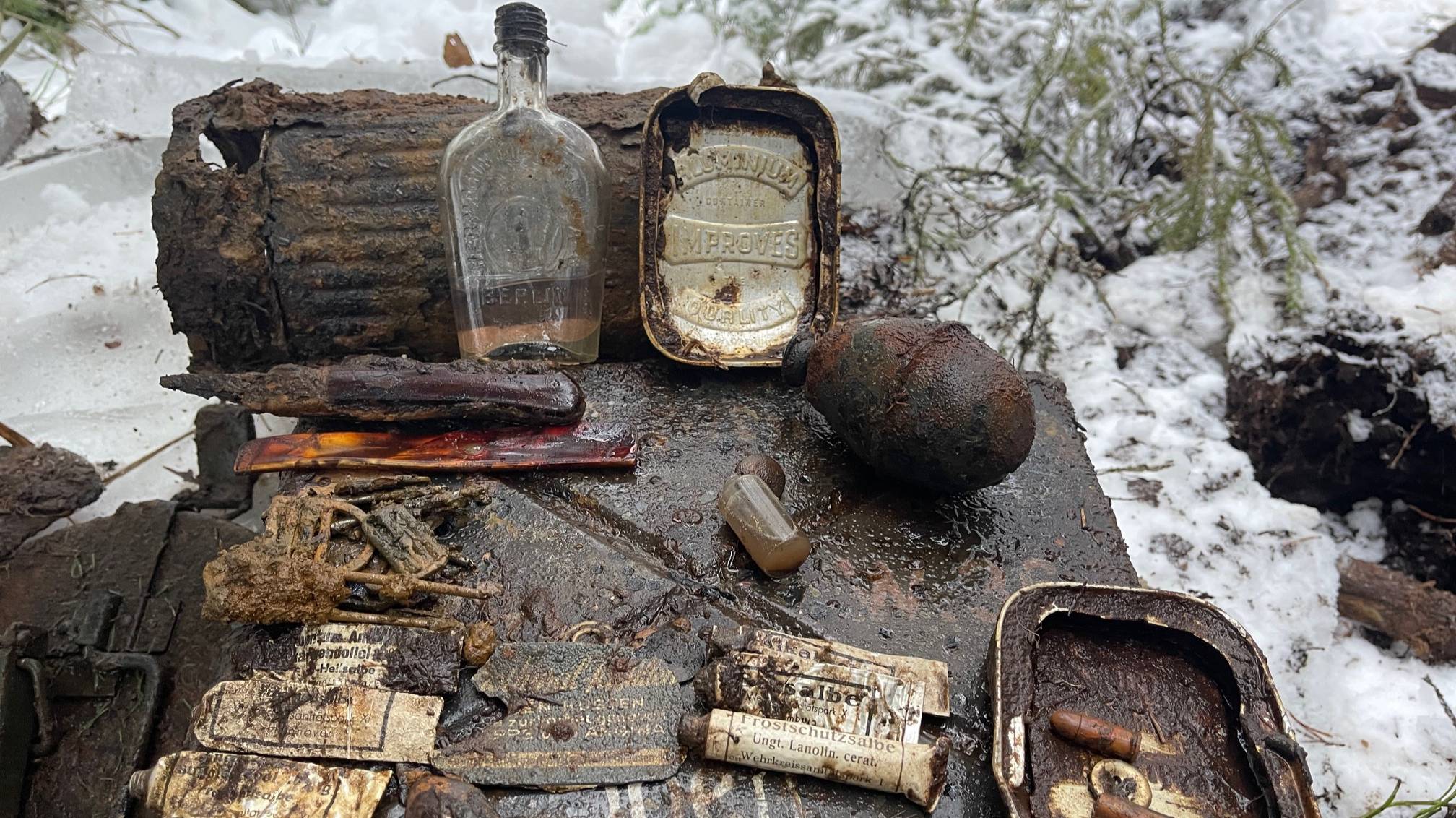 Коп по войне . Раскопали интересный немецкий блиндаж в болоте смотреть онлайн