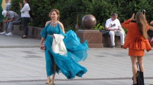 🔥 STREET STYLE в Москве. Как одеваются русские женщины и мужчины в Большой театр, продолжение