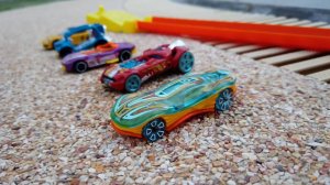 Машинки игрушки Hot Wheels едут через воду. Кир Кар Тойс
