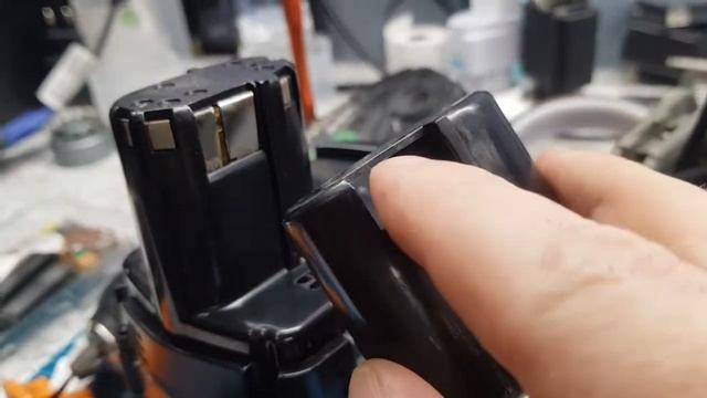 Как заменить аккумулятор для электроинструмента Hitachi EB1220BL смотреть онлайн