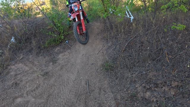 #Gstar_Enduro Женя ведет группу #джимханаростов, посмотреть тропу #jarvis A, часть1