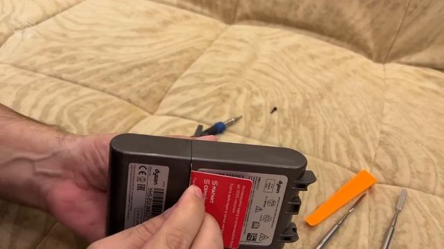 Как заменить аккумулятор для пылесоса Dyson SV15 (click-in version) смотреть онлайн