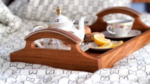 Дубовый поднос отлично подойдёт для завтрака в постели. Его "Изюминка" гнутые разноцветные накладки