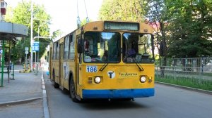 Троллейбус Екатеринбурга ЗиУ-682Г [Г00] №186 маршрут №6 на остановке «Улица Мира»