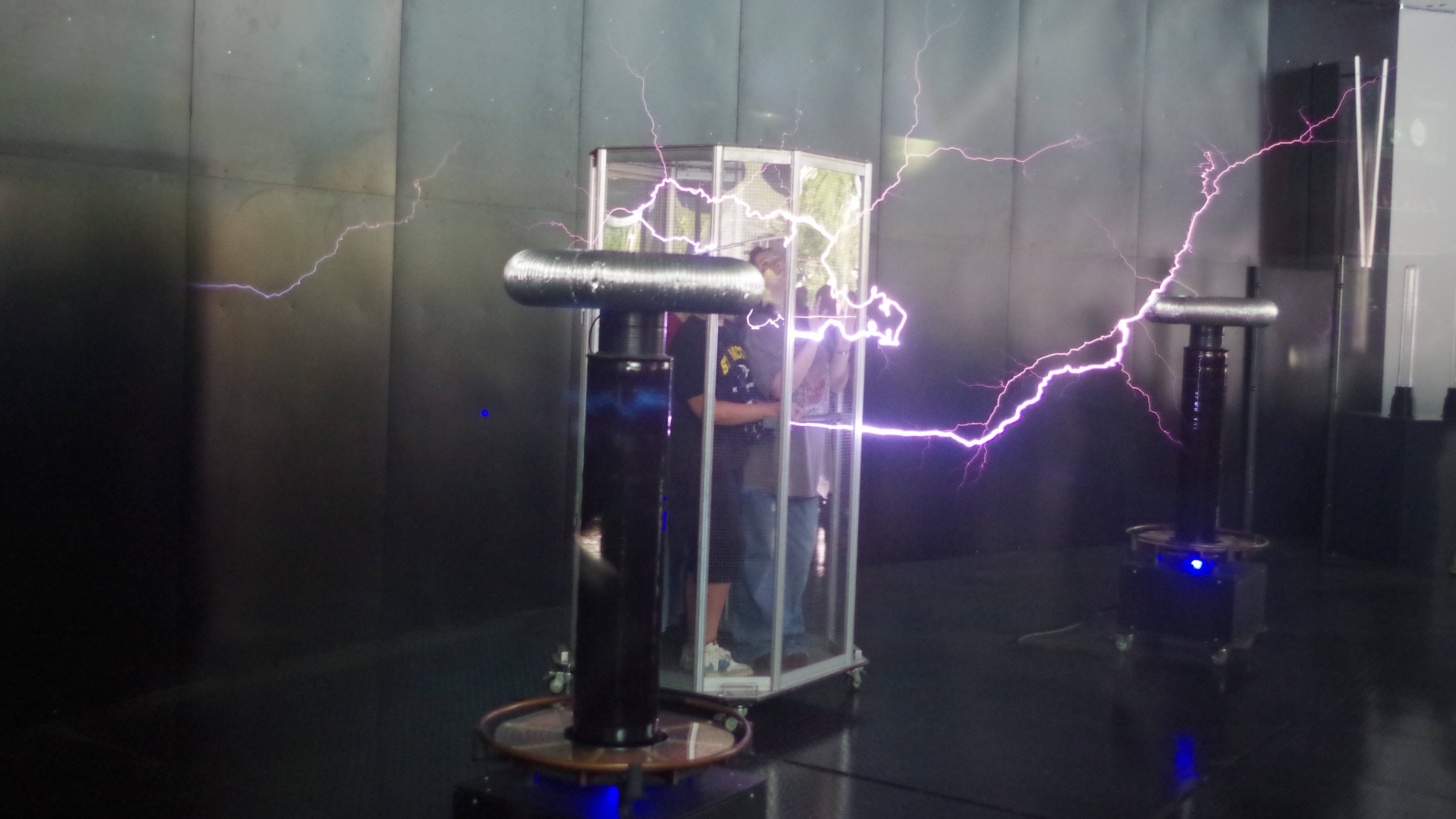 2025 Тесла-шоу и робо-собаки в парке 50-летия Октября