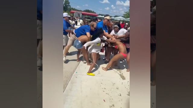 Какая Африканская свадьба может обойтись без драки ? смотреть онлайн