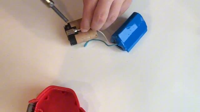 Как заменить аккумулятор для электроинструмента Makita BL1830B смотреть онлайн