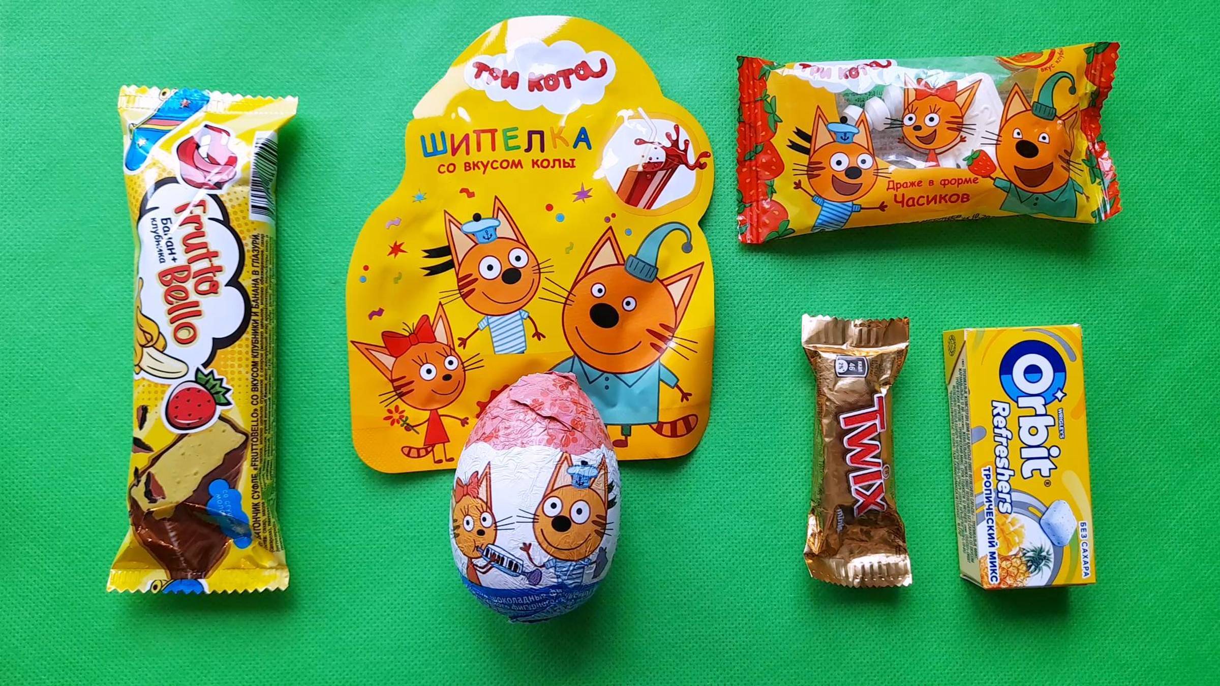 АСМР ШУРШАНИЕ. ТРИ КОТА! ШОКОЛАДНОЕ ЯЙЦО! РАСКЛАДЫВАЮ СЛАДОСТИ, ШУРШУ ФАНТИКАМИ!