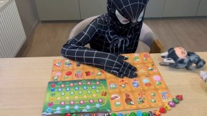 Человек паук смотрит коллекцию амнямов и альбом Амням