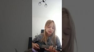 играю на укулеле