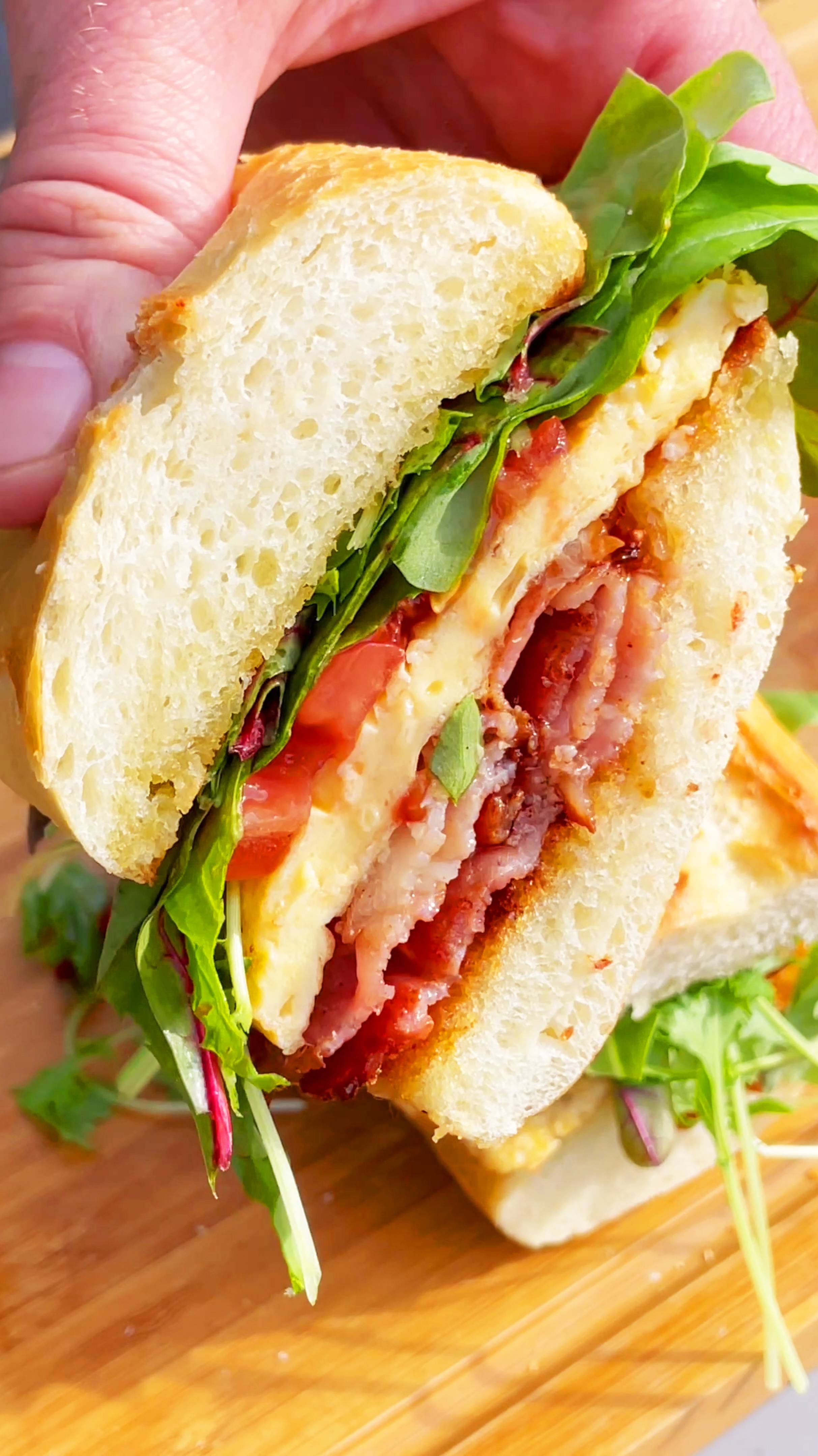 Гриль-сэндвич с омлетом и беконом