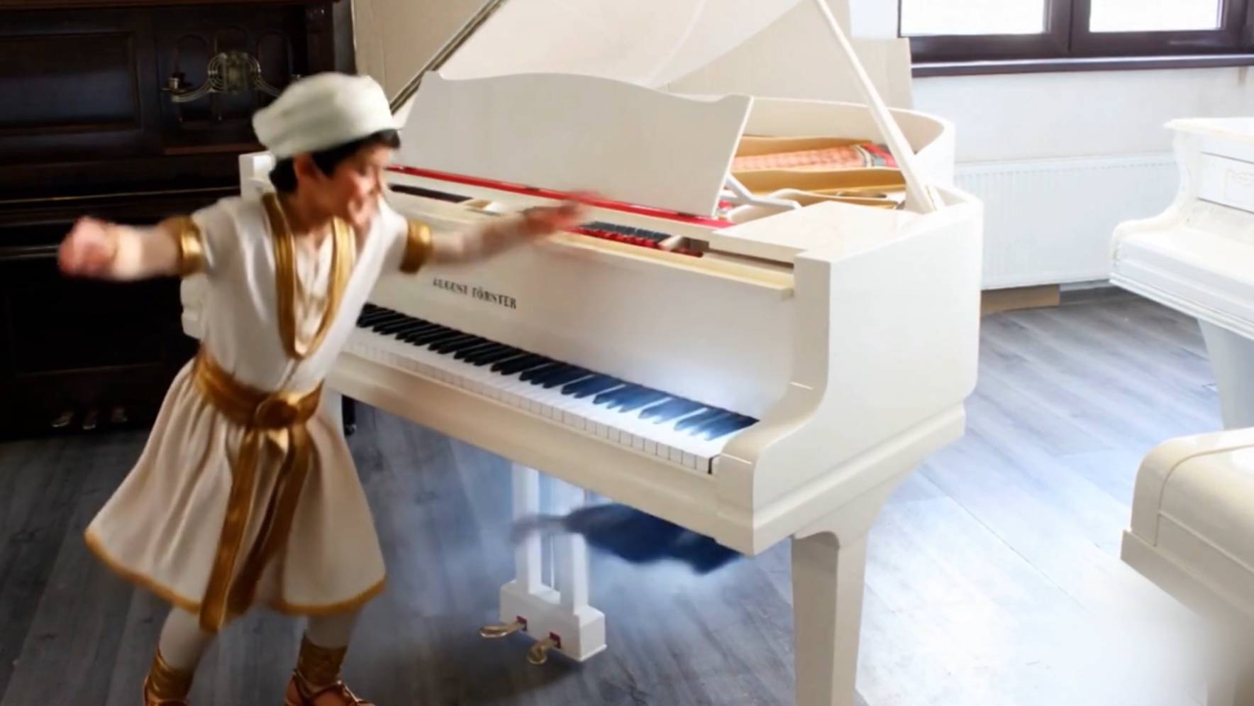 Белый рояль August Förster 170 (Германия) «Тысяча и одна ночь» смотреть онлайн