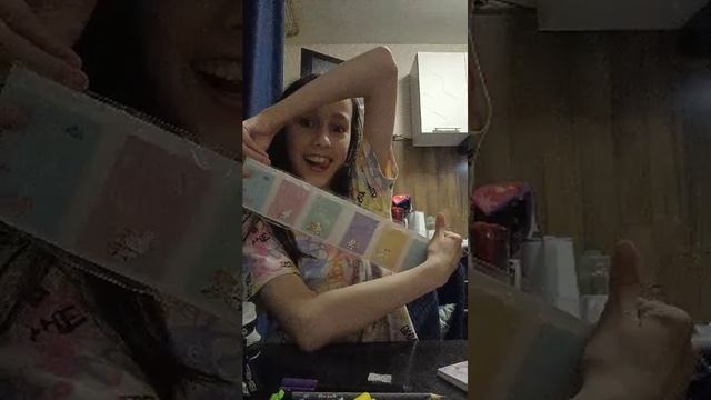 складываю в пенал всю канцелярию.