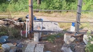 Забетонировал столбы под ворота и установил распашные ворота .