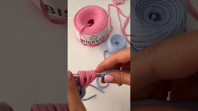 Брелок «цветок» из трикотажной пряжи, крючком.