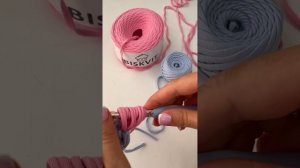 Брелок «цветок» из трикотажной пряжи, крючком.