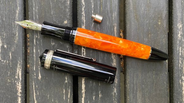 Перьевая ручка Delta Write Balance