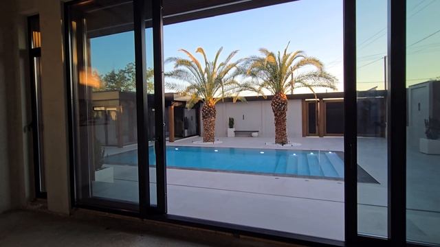 Прекрасный дом с шикарным бассейном и пальмами смотреть онлайн