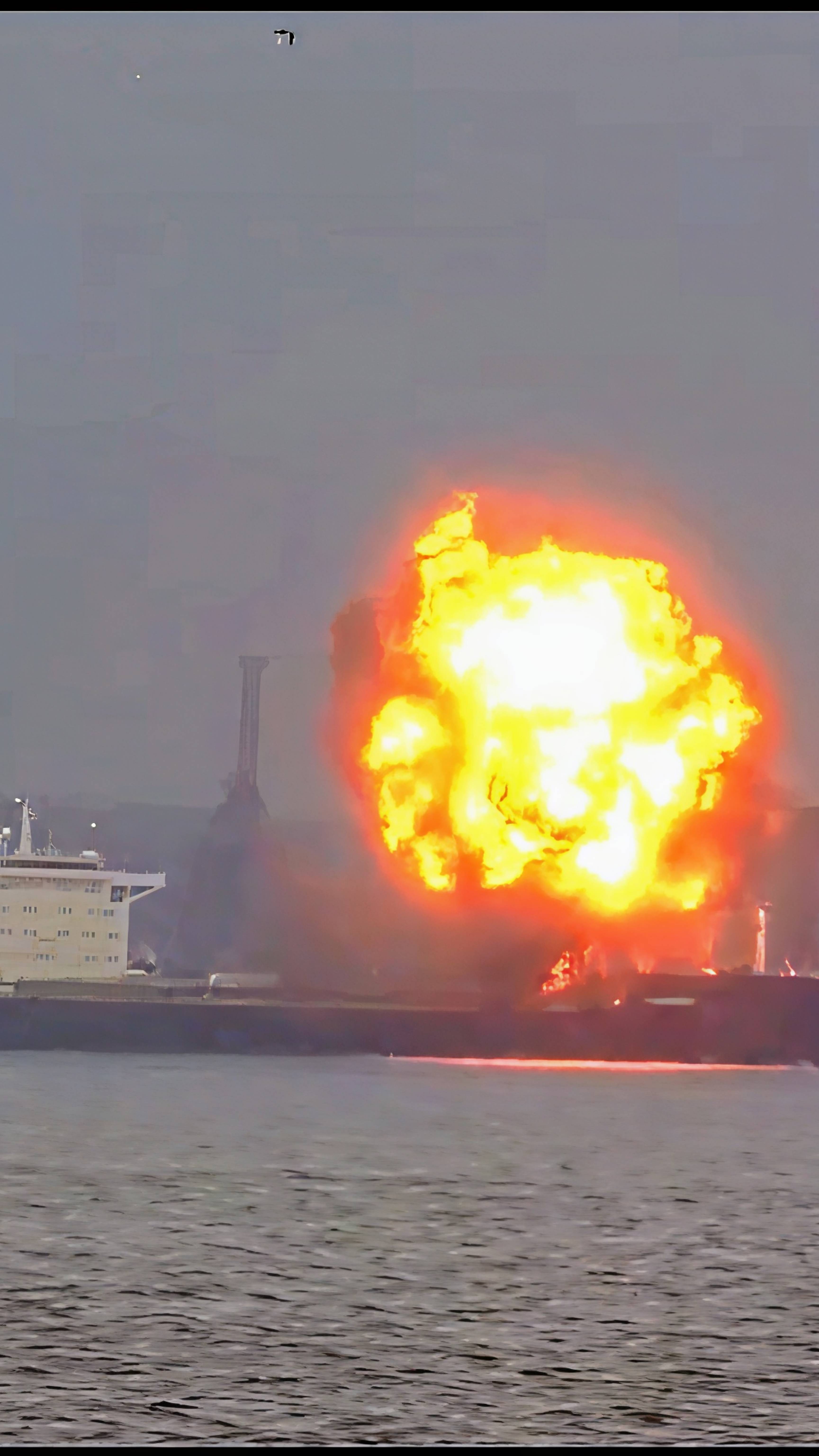 На Судне перевозящее уголь произошел мощный взрыв🔥