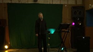 По кривой, извилистой дорожке.