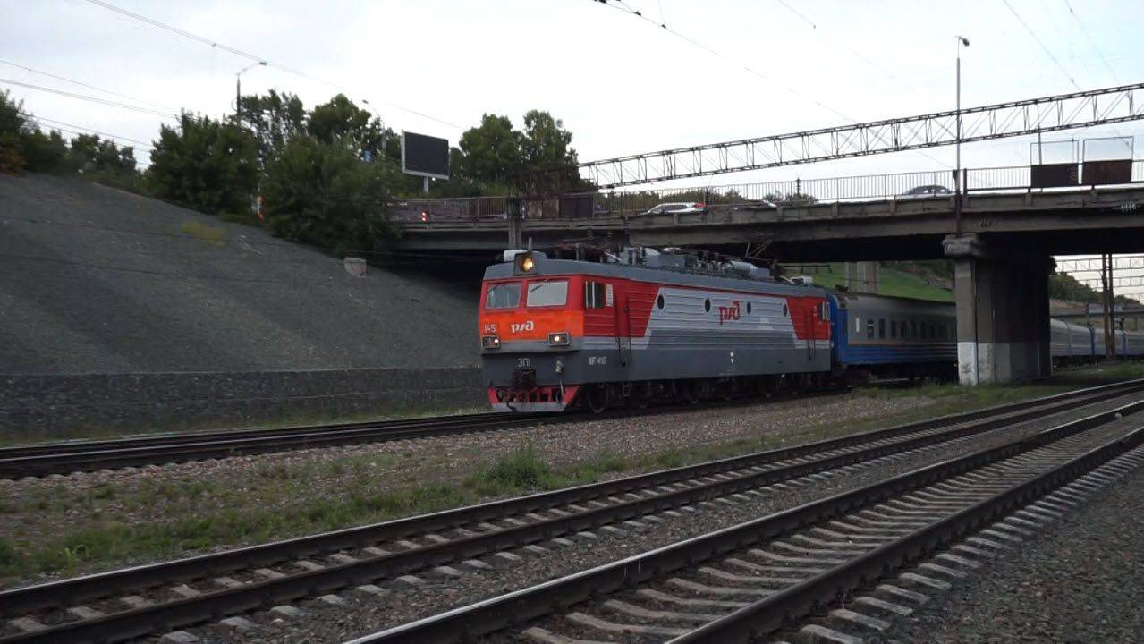 Электровоз ЭП1-145 с казахским поездом. смотреть онлайн