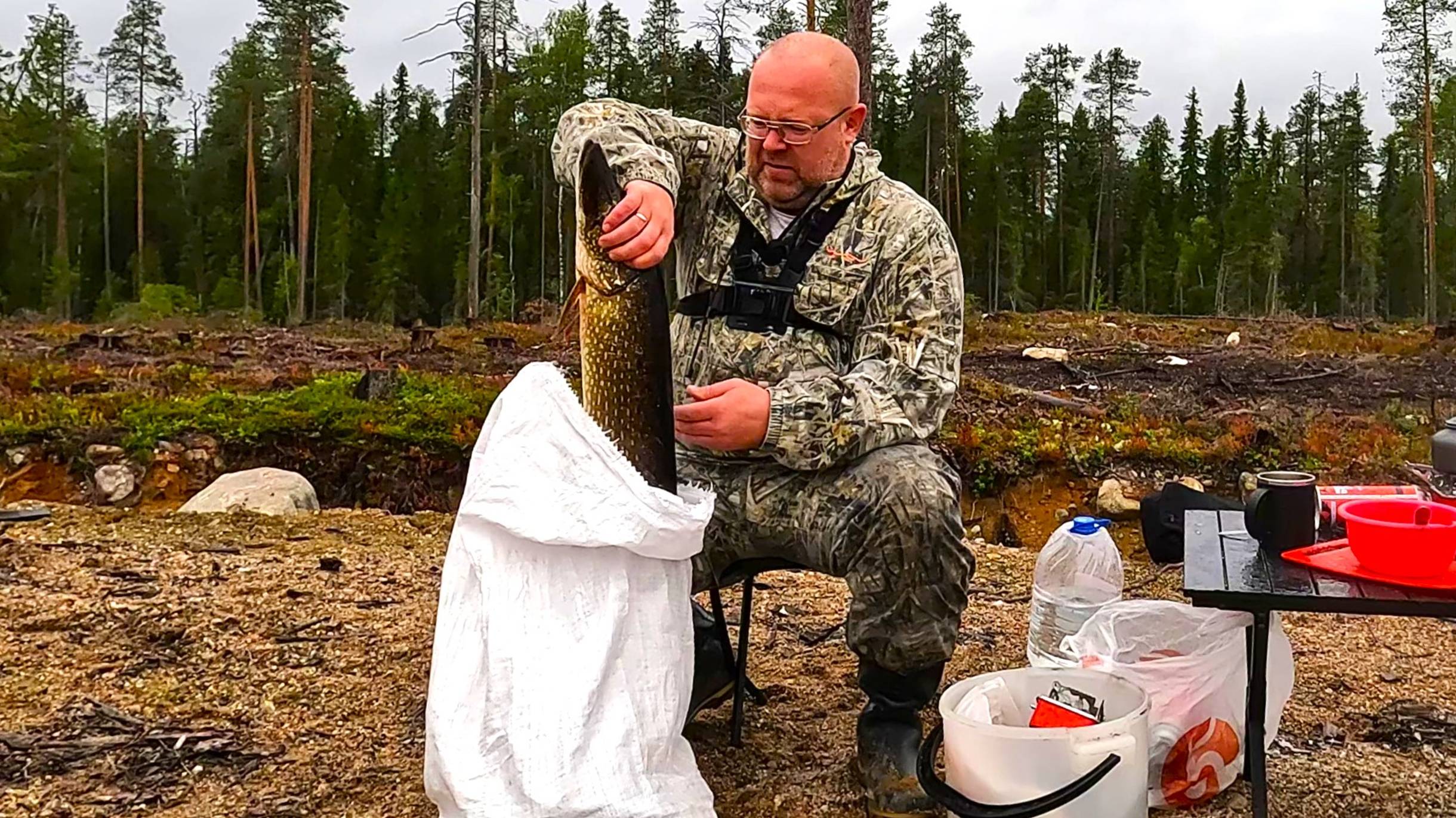 Рыбалка в Карелии. Трофейная щука на новом озере. Окуни на каждом забросе. смотреть онлайн