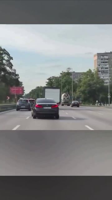 Невероятно редкое явление засняли на дороге: водитель BMW использует поворотник. смотреть онлайн