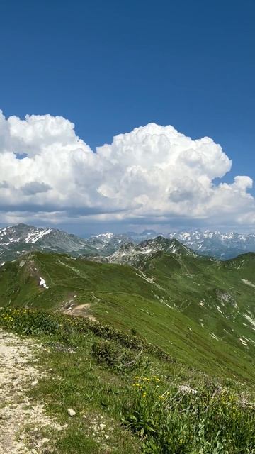 Высоко в горах Абхазии сейчас ещё можно встретить небольшие островки зимнего снега (Август-2025) смотреть онлайн