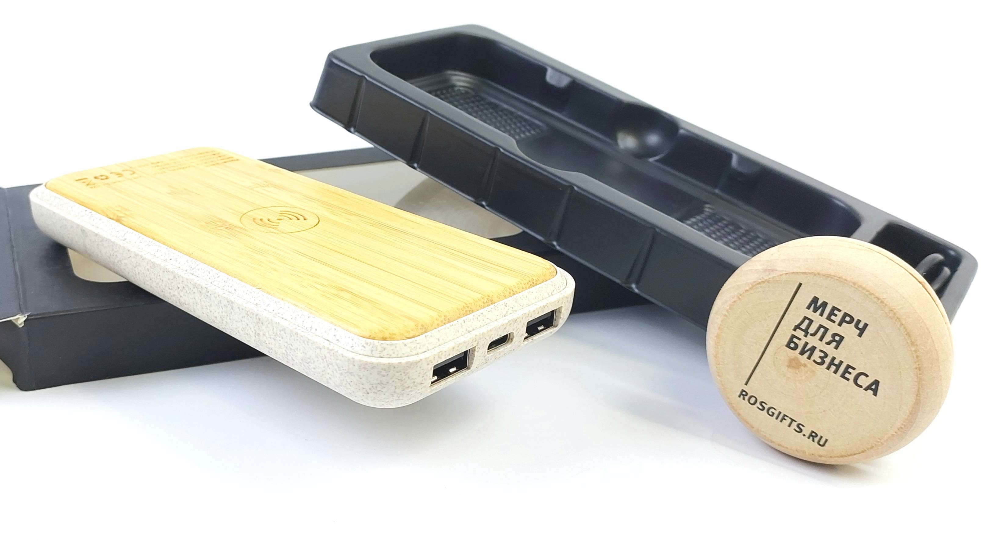 Внешний аккумулятор с беспроводной зарядкой в корпусе из эко пластика и бамбука смотреть онлайн