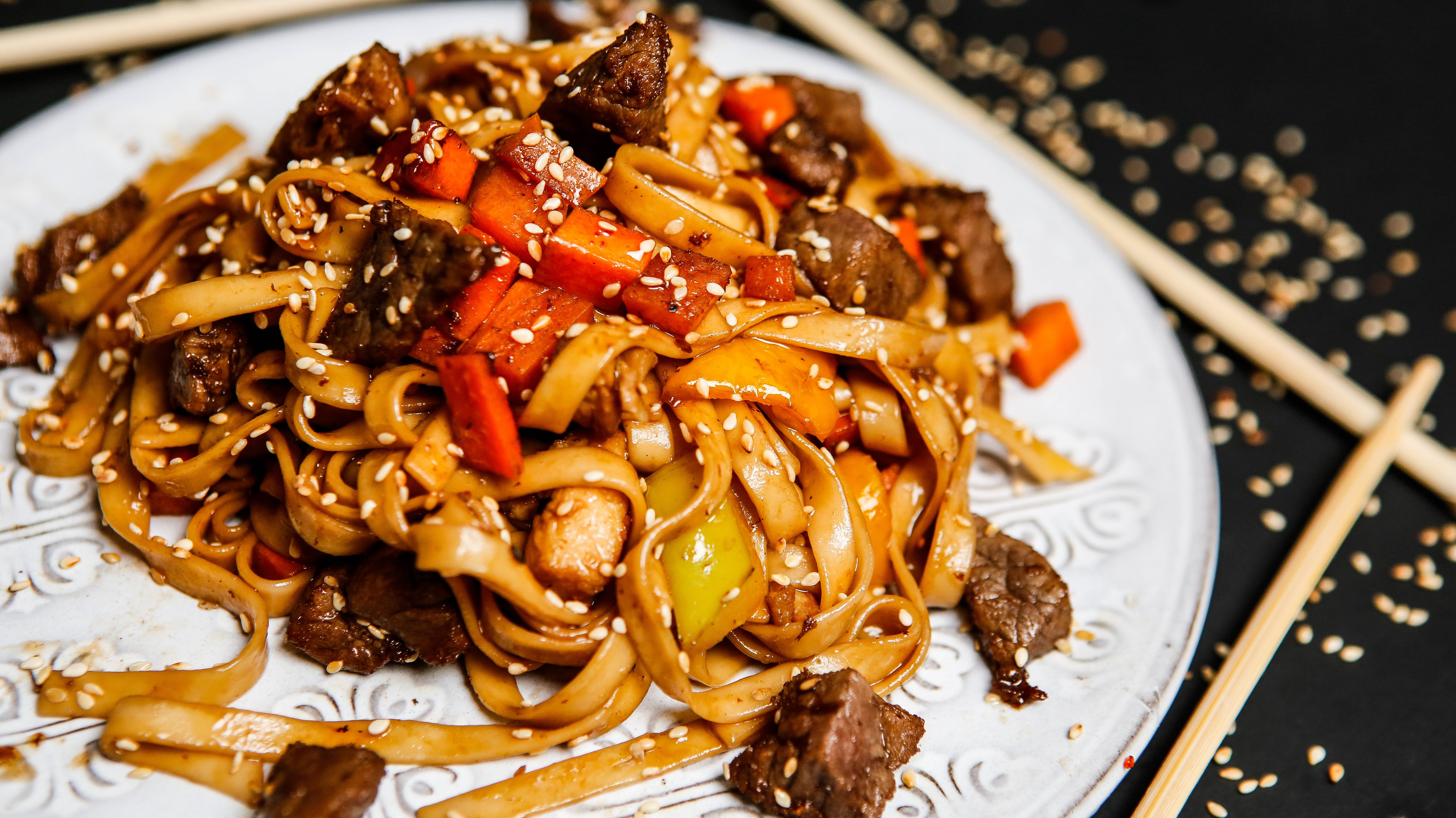 Гречневая лапша со свининой и овощами смотреть онлайн