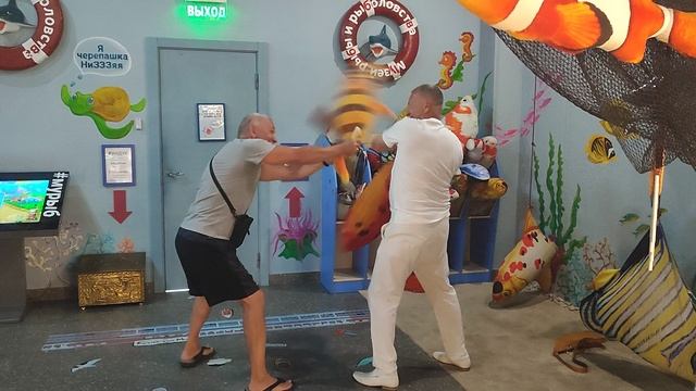 Феодосия, музей рыбалки, бой подушками.mp4