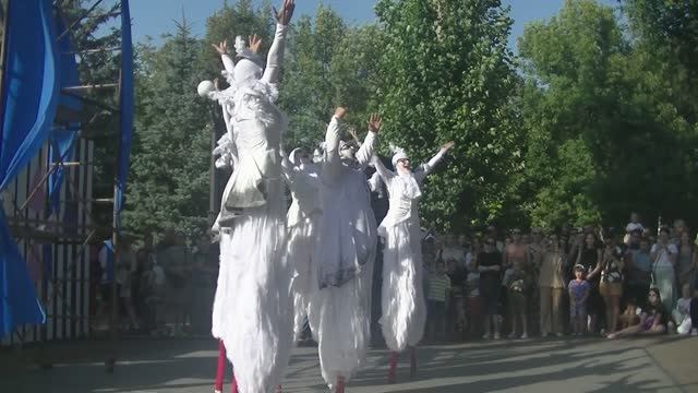 "Из жизни аистов". Часть 1. Жизнеутверждающая. Самарский театр "Пластилиновый дождь". смотреть онлайн