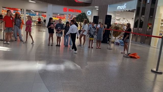 Зрителей попросили подефилировать! смотреть онлайн