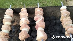 Жарю шашлыки на природе