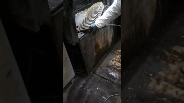 Снятие краски с решетки радиатора ГАЗ-21 смывкой  