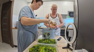 Встала на КОЛЕНИ перед Вами! Мне всегда есть чем ЗАНЯТЬСЯ, НАМОЛОСОЛИЛИ огурцов и заработали БАБЛА)