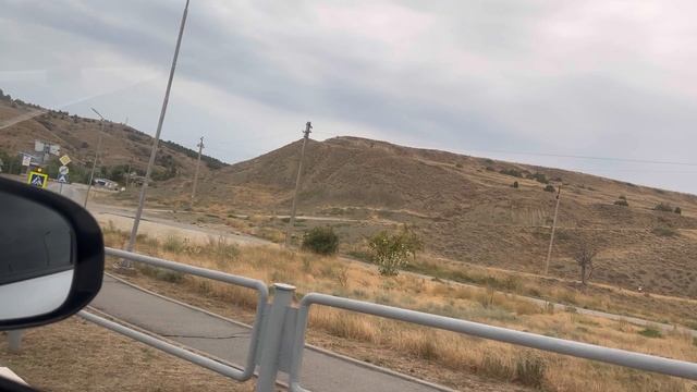 Крым. Уже много км проехали, а рядом ни чего …
