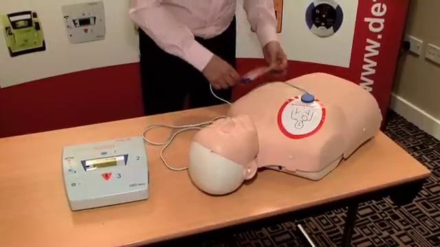 schiller Fred easy AED Defibrillator смотреть онлайн