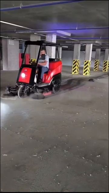 Подметальный райдер Восток - уборка паркинга с системой предварительной распыления воды смотреть онлайн