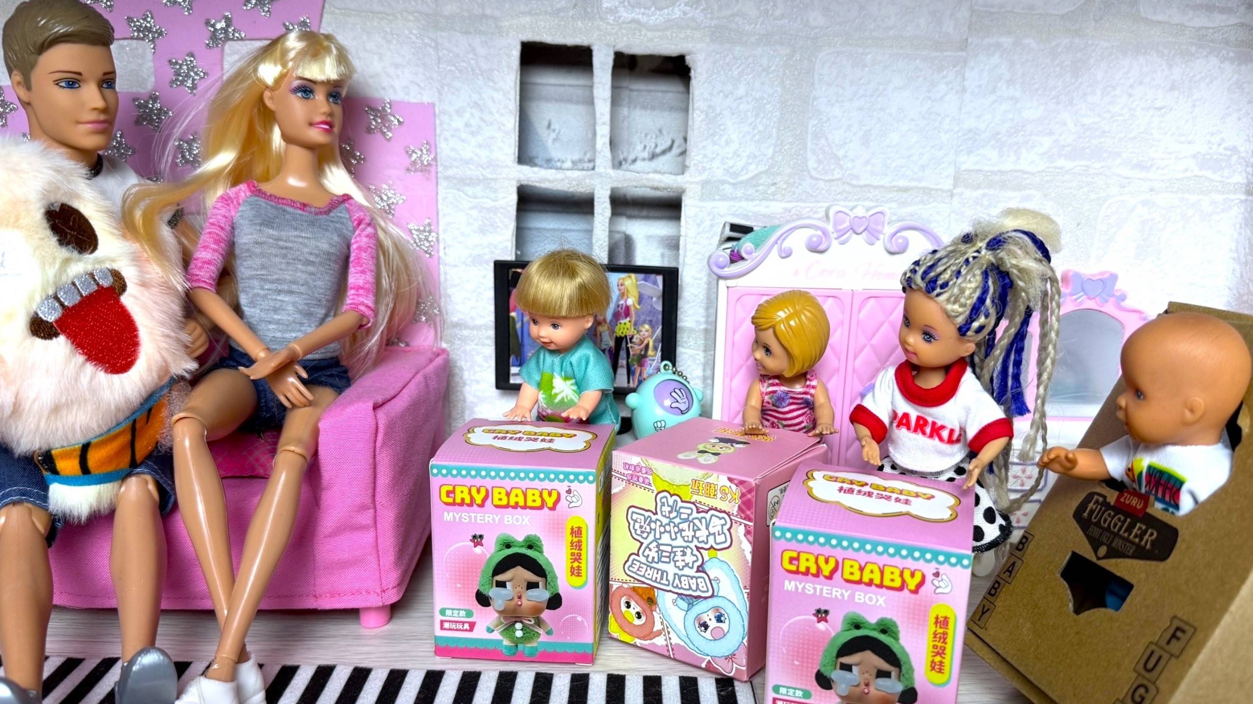 СЮРПРИЗ! ОНИ НЕ УЕХАЛИ😱 Катя и Макс веселая семейка! Открывают подарки🎁 куклы Барби истории смотреть онлайн