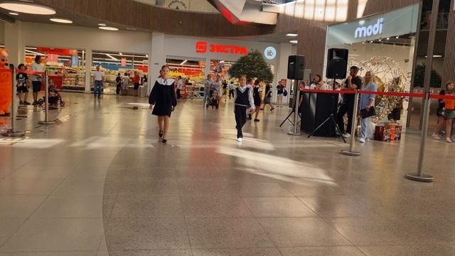 Ника на показе от магазина Kari kids в ТРЦ Любимово! смотреть онлайн