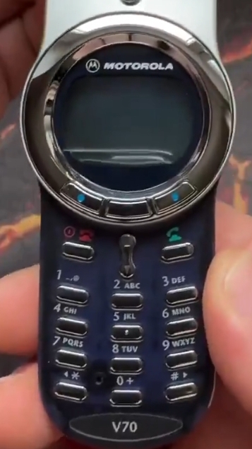 Ностальгия по мобильным телефонам-раскладушкам 📞 смотреть онлайн