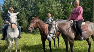 Прогулка с козами и поездка в конный клуб!