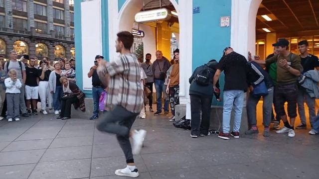 ТАНЦОР МАЙКЛ И САША ТАНЦУЮТ НА НЕВСКОМ смотреть онлайн