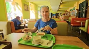 Покупаем лотерею с мужем и сестрой. Вегетарианское кафе Рада на Гороховой и Индийский магазин. СПб.