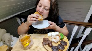 Мукбанг Заливной пирог с рыбой, Чай со сладостями