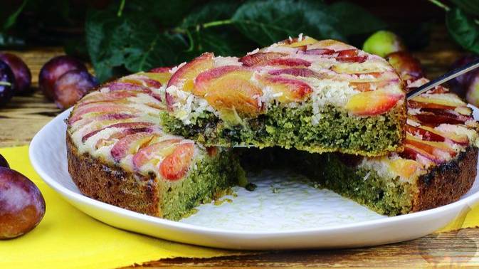 Простая и оригинальная выпечка. МАННИК С ХАЛВОЙ И СЛИВАМИ