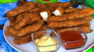 Куриные стрипсы - нежные кусочки куриного филе в панировке, обжаренные во фритюре.