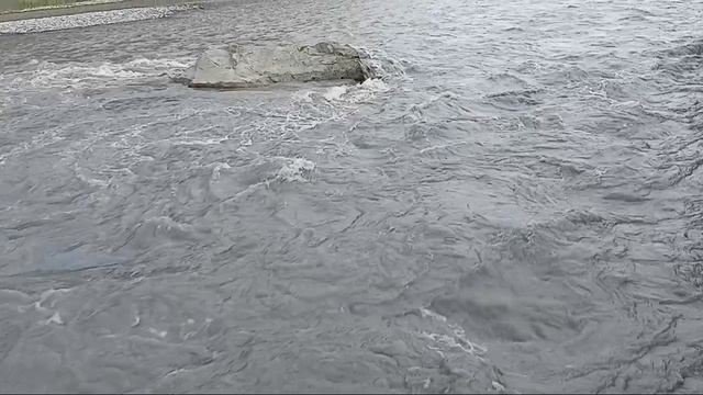 Река в городе: мощь природы.